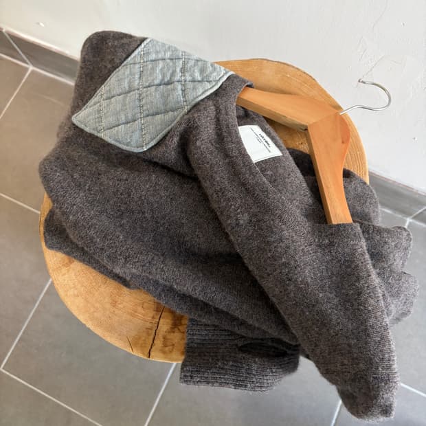 비즈빔 패치드 절개니트 