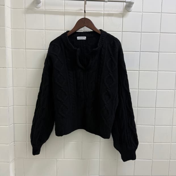 뷰티 앤 유스 브이넥 니트