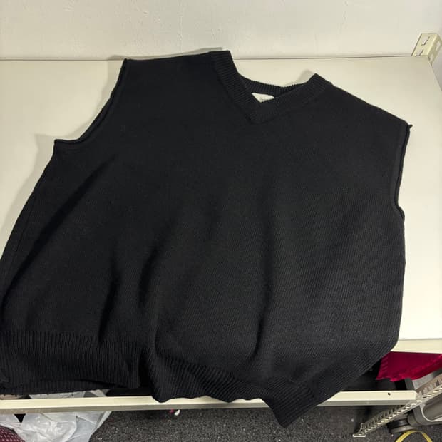 L 던스트 블랙 루즈핏 울 브이넥 니트베스트 니트조끼