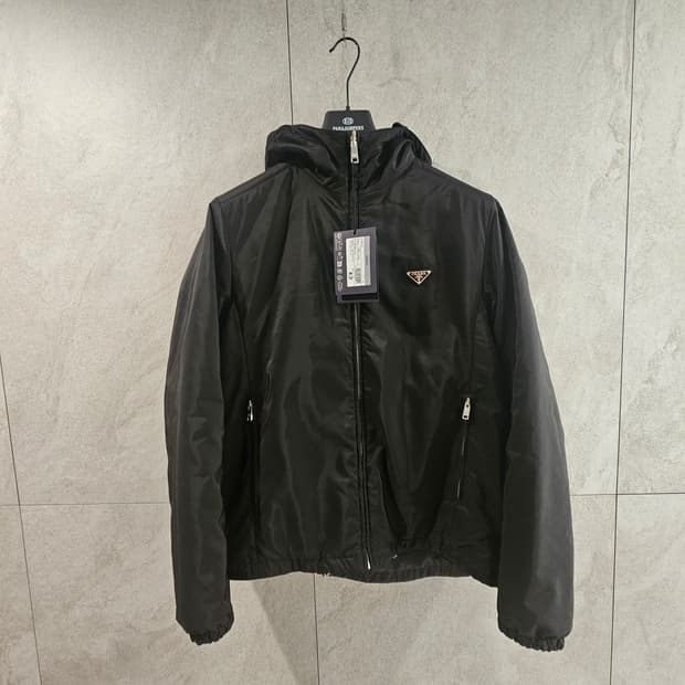 [새상품] 25f 프라다 리나일론 패딩 자켓 블랙 50사이즈
