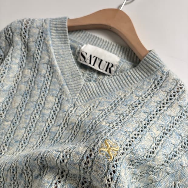  SATUR 새터 브이넥 케이블 니트