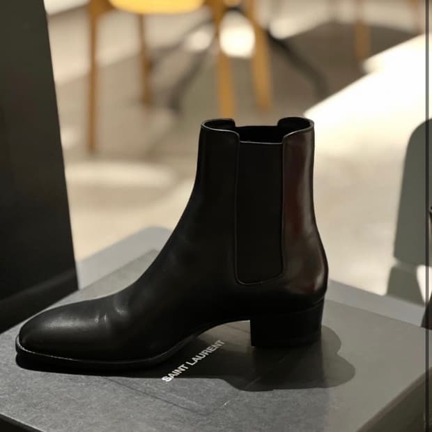 생로랑 와이어트 40 첼시 42사이즈 구합니다