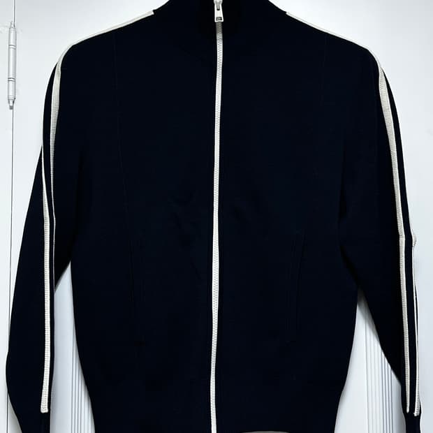 cos 컨트래스트 스트라이프 니티드 트랙 재킷