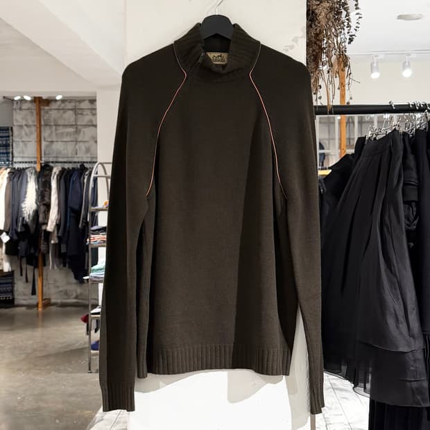 에르메스 카키 지퍼 하이넥 니트