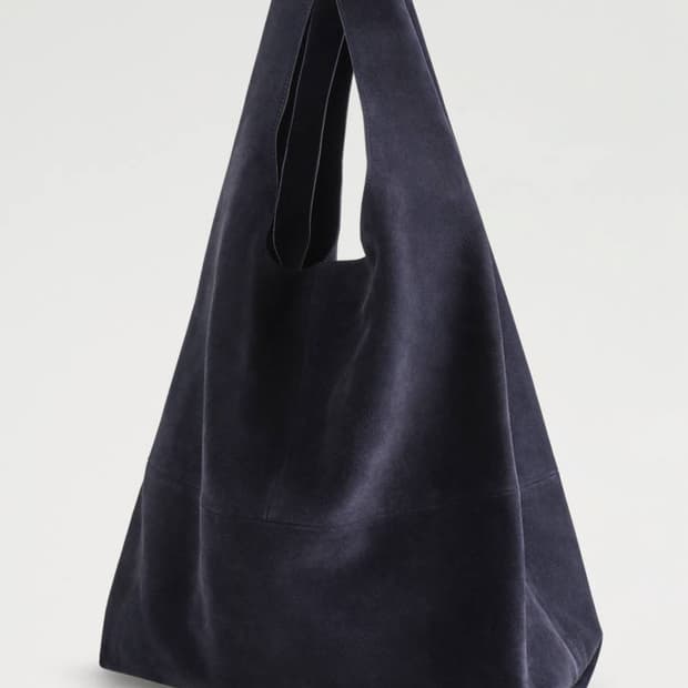 COS 슬라우치 토트백 스웨이드 네이비