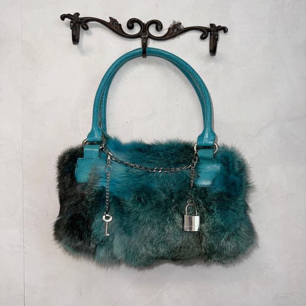 Mixed turkish blue fur key chain 숄더백