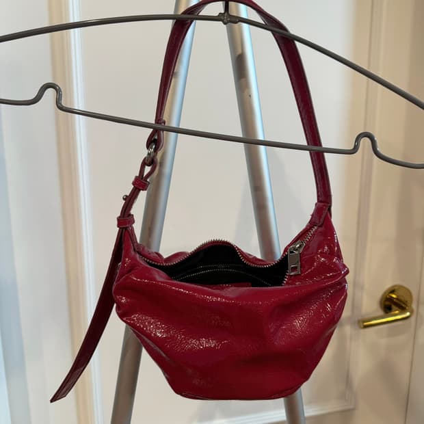 자라 레드 에나멜 셔링 숄더백