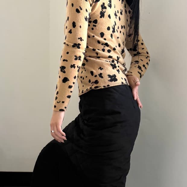 호피 플라워 브이넥 긴팔니트