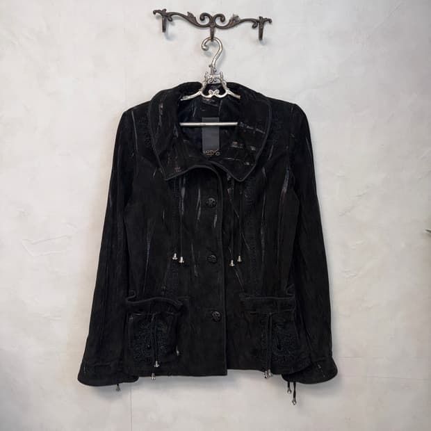 Black oriental details suede strap jk