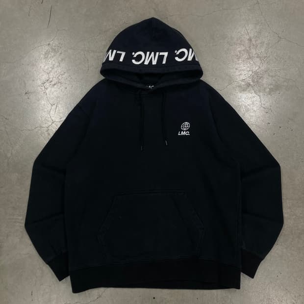 LMC 블랙 컬러 스펠아웃 후드티