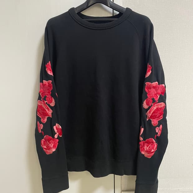 아워레가시 로즈 엠브로이더드 맨투맨 스웨트셔츠 장미 하정우 착용