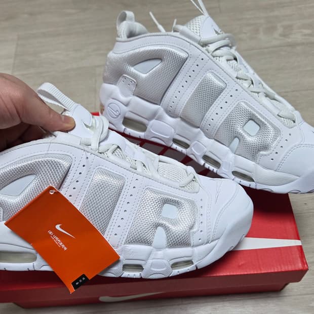 [새상품/나코탭]나이키 에어 모어 업템포 로우 '트리플 화이트 260