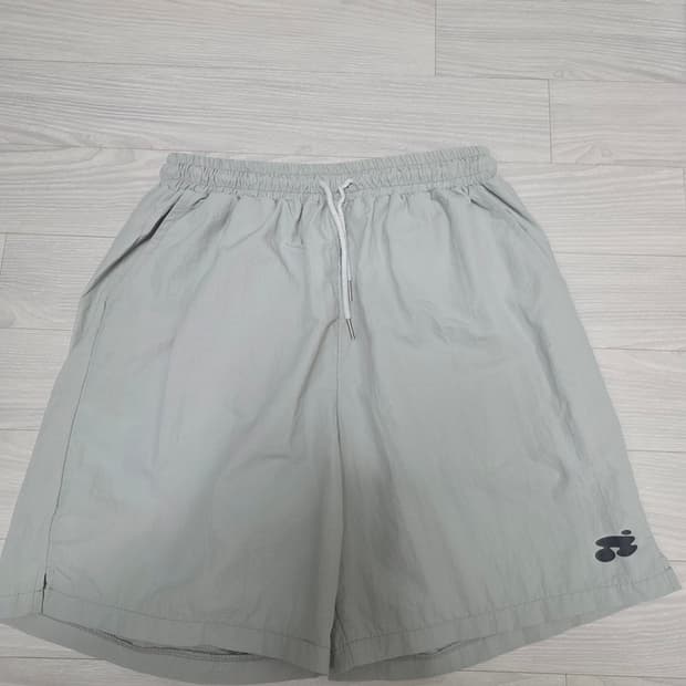 네스티킥 나일론 반바지 M사이즈 그레이컬러