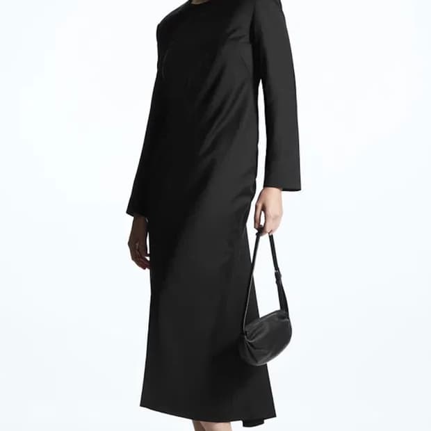 코스 백 드레이프 블랙 원피스