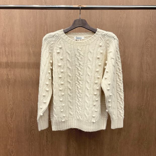 마리오 로시 라운드넥 케이블 긴팔 니트 입체 짜임 보블 디테일 아이보리