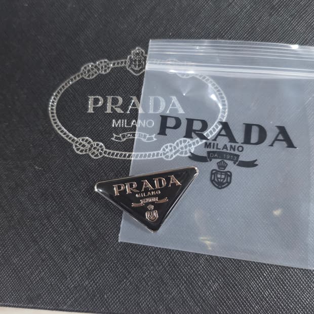 빈티지 프라다 유광 블랙 브로치