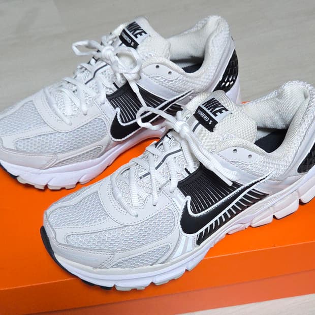 나이키 보메로 5 화이트 플레티넘 틴트