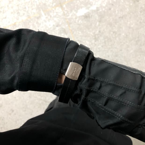 프라다 레더 스트랩 포코노 글러브