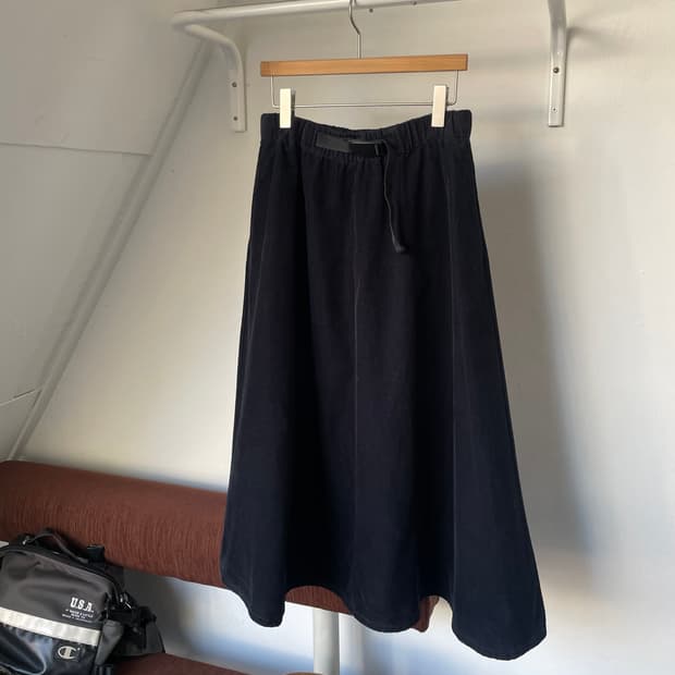 Buckle strap corduroy skirt