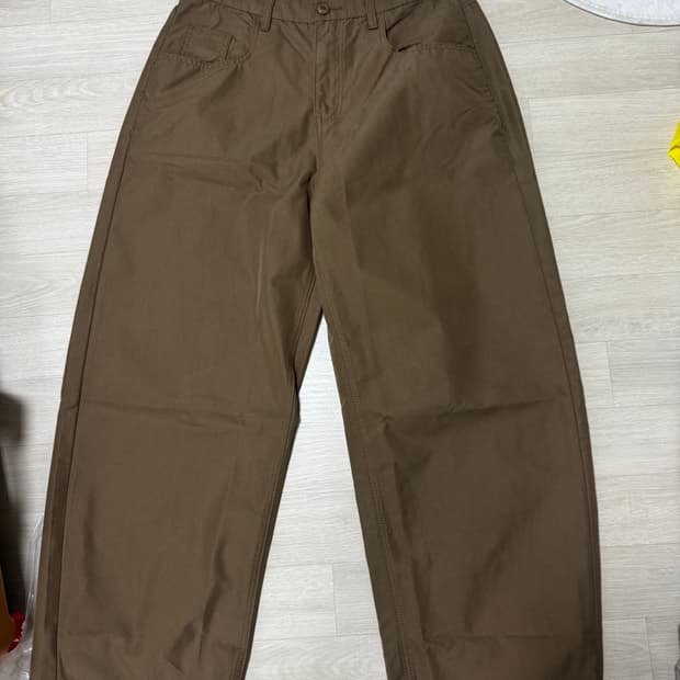 [L] 밀로아카이브 리플렉트 커브드 팬츠 브라운