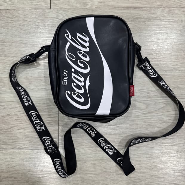 코카콜라 에나멜 크로스백 가방 굿즈