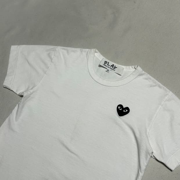 XS 꼼데가르송 여성용 블랙 하트 와펜 화이트 반팔티