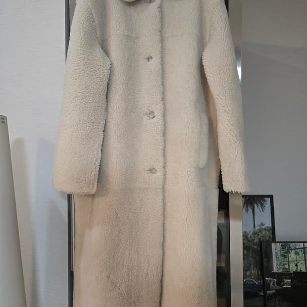 산드로 SANDRO 천연 양피,양털 롱 무스탕 새제품입니다.