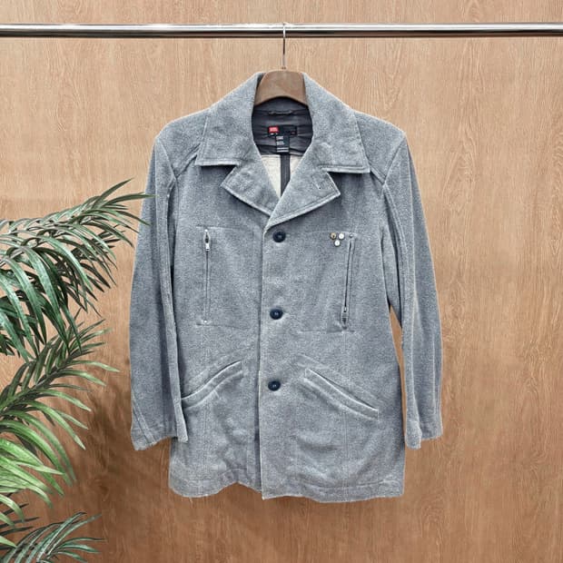 디젤 싱글 하프 코트 지퍼 포켓 핀 배지 장식 디테일 레귤러핏 그레이