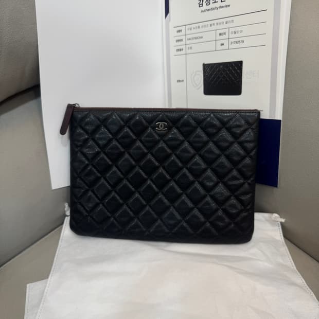 샤넬 캐비어 뉴미듐 클러치 