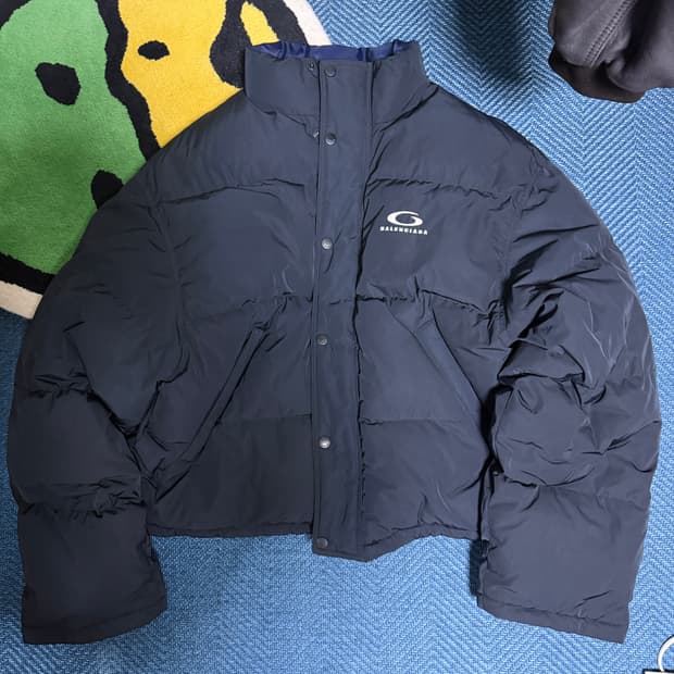 [2]발렌시아가 리버시블 루프 아이콘 패딩