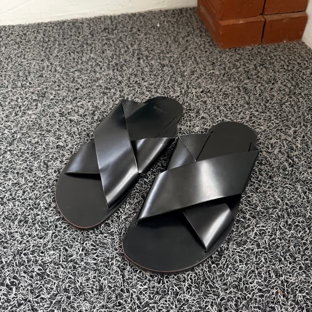 [TADDEUCCI] 이태리 천연 가죽 크로스 스트랩 샌들 (Black)