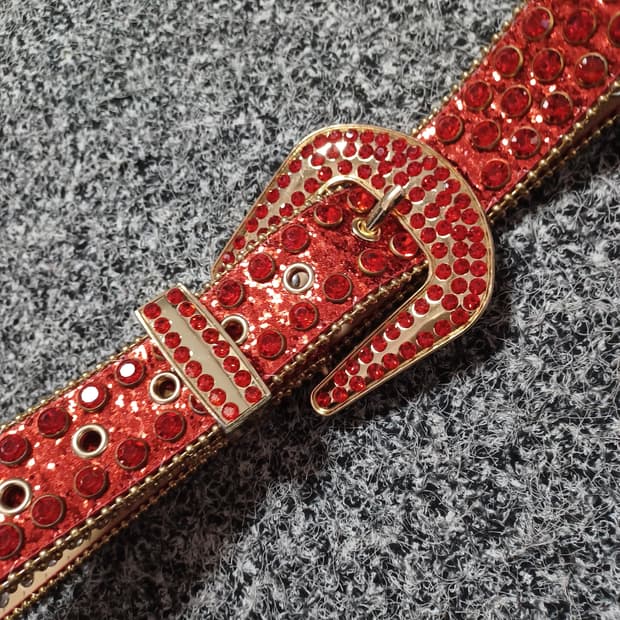 미사용 레드 큐빅 스팽글 벨트