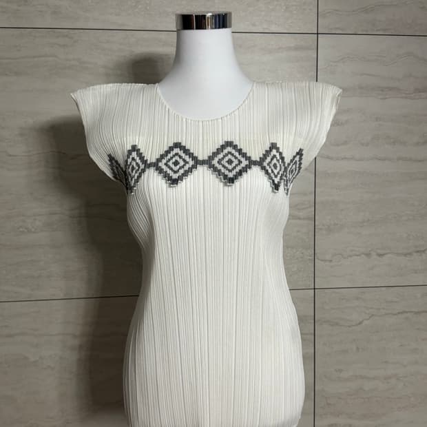 pleats please 화이트 아가일 슬리브리스