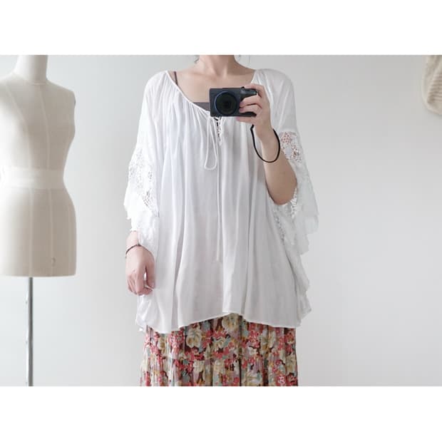 Pure white lace-sleeve flowy tunic