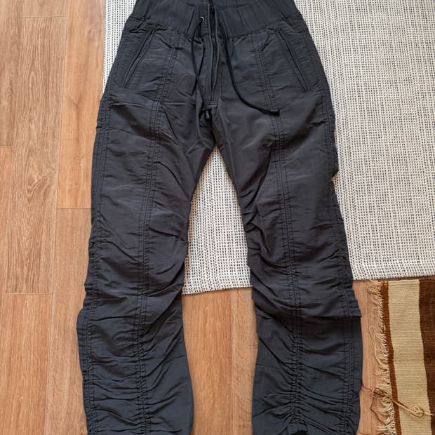 Rip van winkle  블랙 나일론 셔링 팬츠