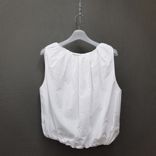 NEHERA 네헤라 2025 셔링 벌룬 슬리브리스 블라우스 36사이즈