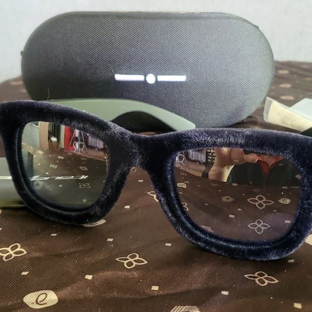 [미사용 새상품]  INDEPENDENT  벨벳 미러 선글라스