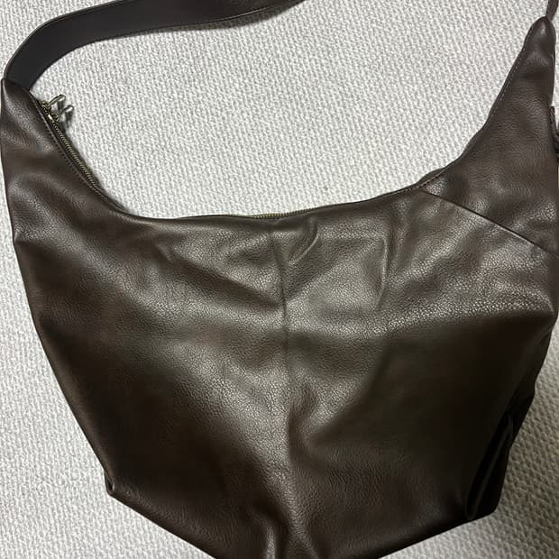 GU 크로스바디백 브라운 새상품