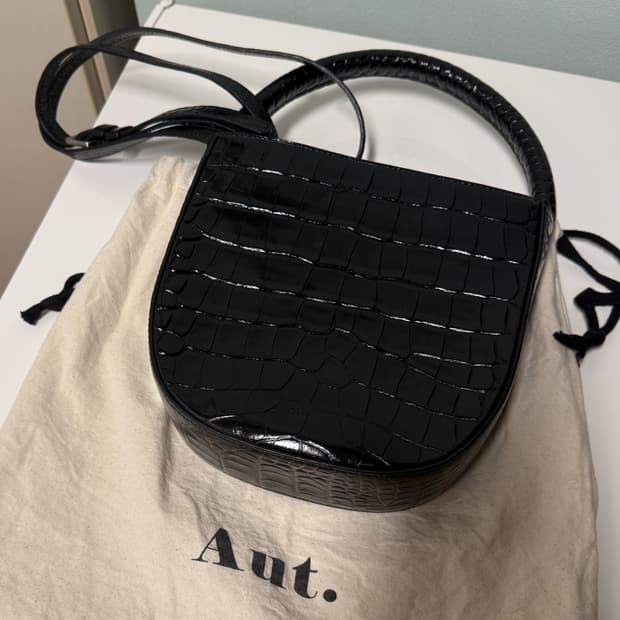 에이유트 커브백 크로스백