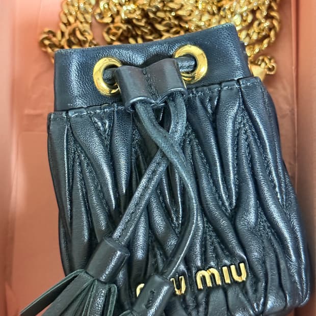 미우미우 마틀라쎄 미니 버킷백