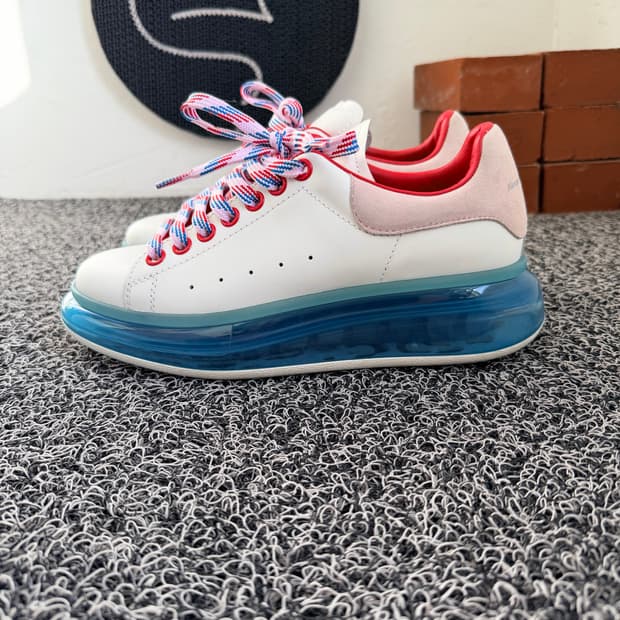 알렉산더 맥퀸 투명 에어솔 스니커즈 (화이트/블루)