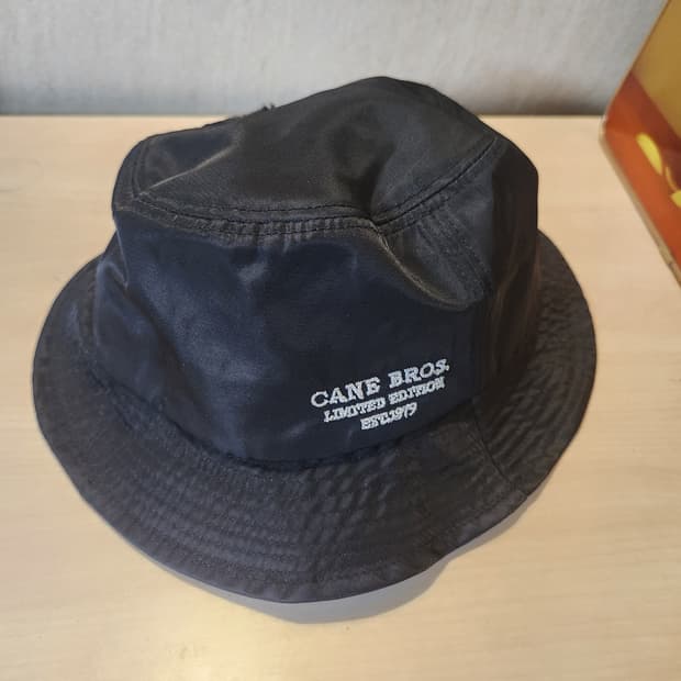 "유니크 포켓 디테일 🖤 CANE BROS. 블랙 버킷햇"

