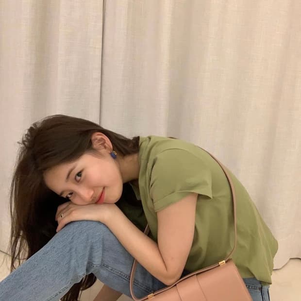 셉템버29 수지 착용 반팔 티셔츠