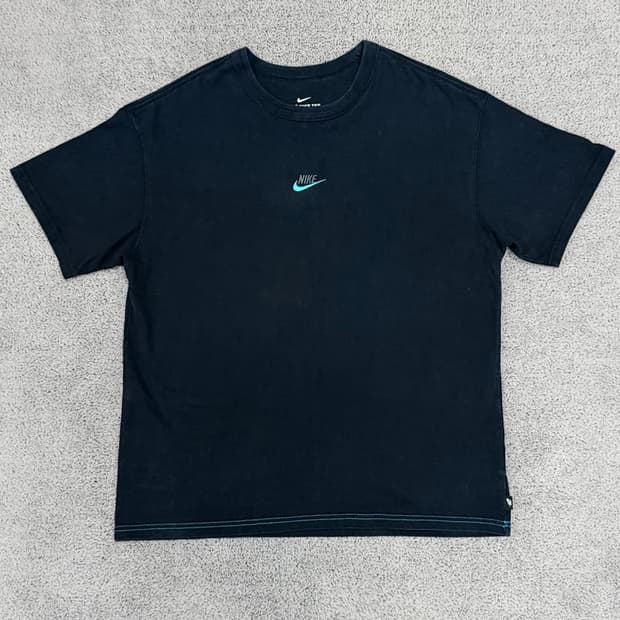 (XXL) 나이키 퓨추라 스몰 자수로고 반팔 티
