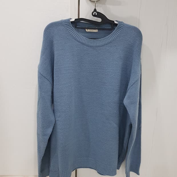 [옷장정리] 하늘색 라운드넥 니트