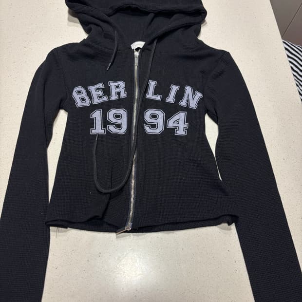 Brandy Melville Berlin 크롭 후드집업