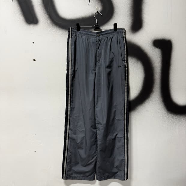 나이키 스우시 사이드라인 디테일 배색 나일론 트랙 팬츠