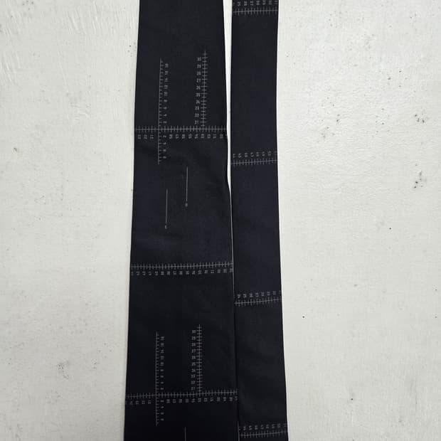 장 폴 고티에 블랙 눈금자 패턴 넥타이