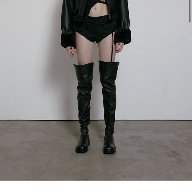 High neck short mustang in black