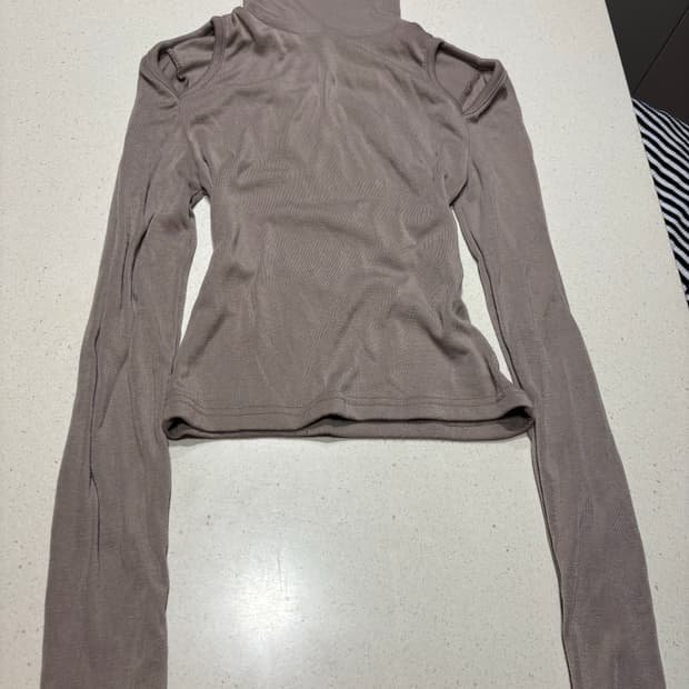 목폴라 긴팔 어깨 뚫림 슬림 티셔츠